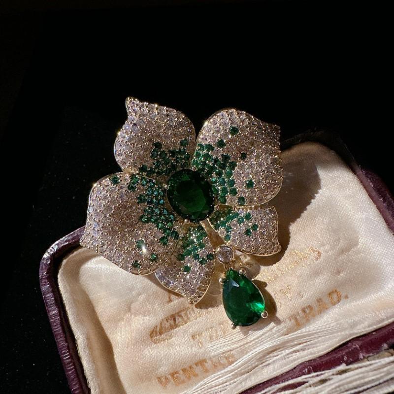 Elegante Blumenbrosche mit Zirkonia-Steinen, 18 Karat vergoldet, im Vintage-Gartenstil, Anstecknadel für Damen