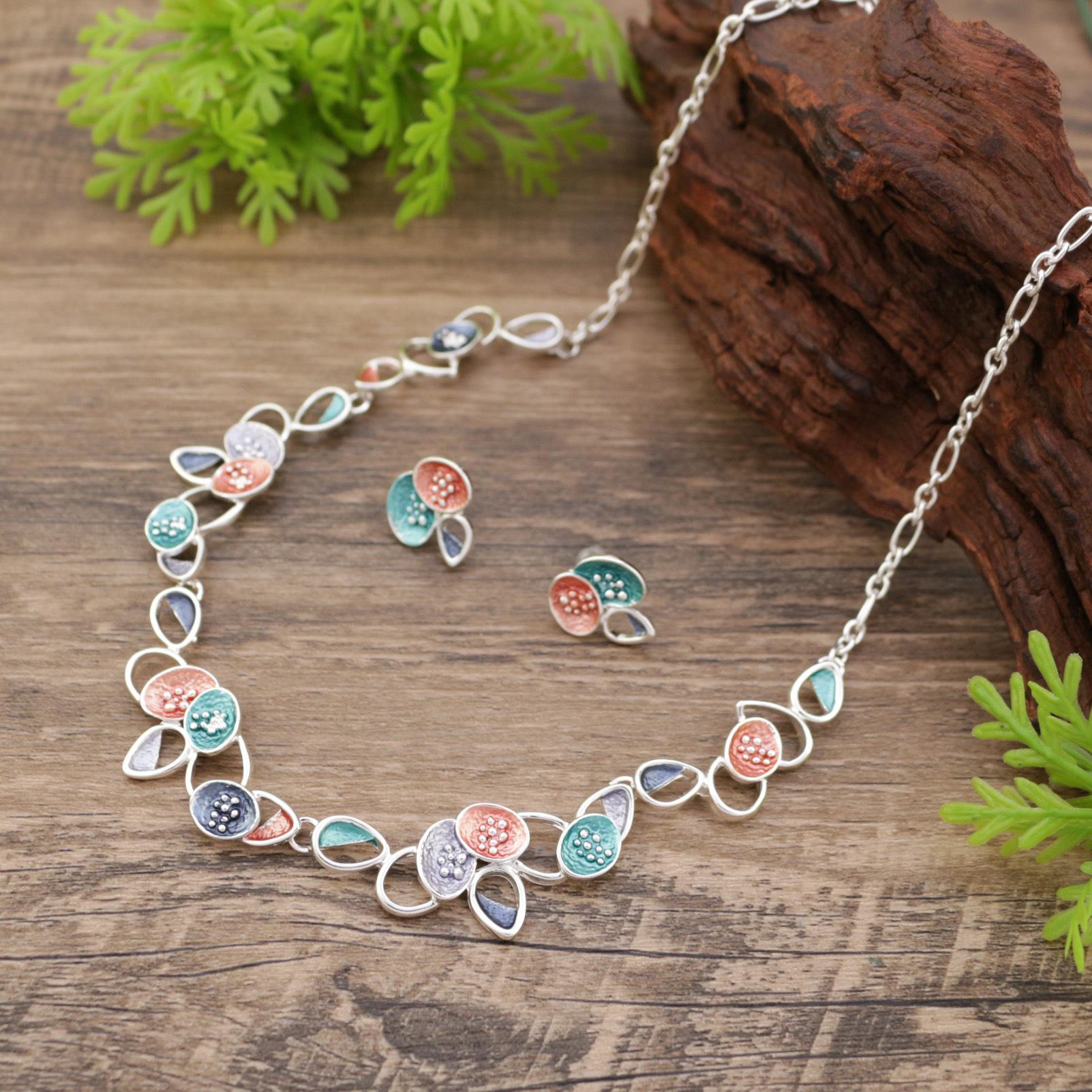 

Новый эмалированный геометрический полый набор серег-пусетов и ожерелья с цветком сливы, женское высококлассное ожерелье с цветком сливы