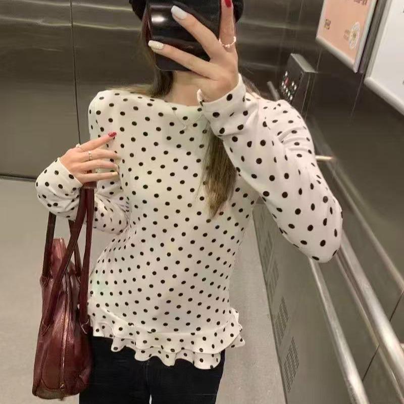 Damska biała koszulka z długim rękawem w grochy z falbanką - wyszczuplająca, słodka wiosenna stylizacja