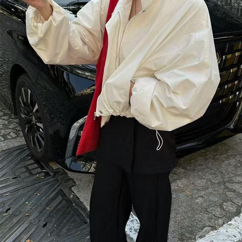 Dámská jarní krátká baseballová bunda v červené a krémově bílé/námořnické modré barvě se stojáčkem