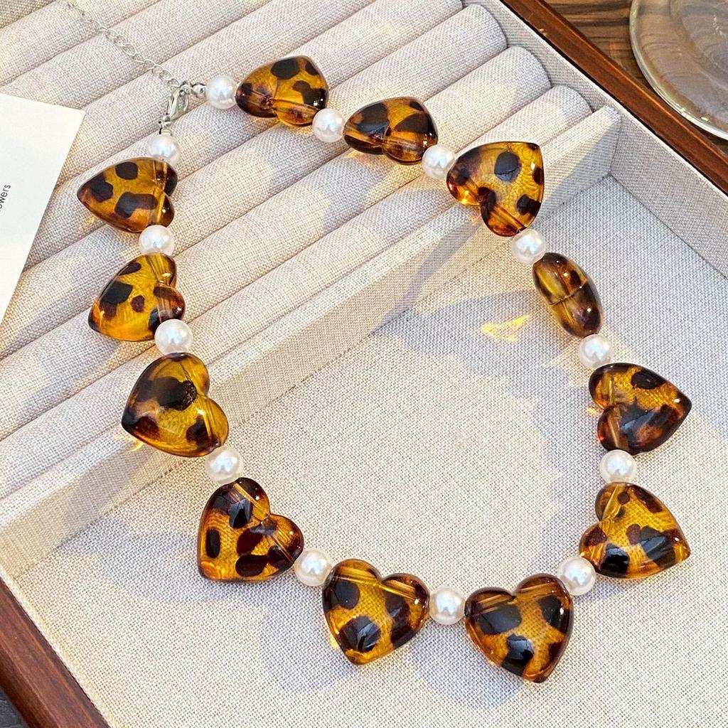 Retro Fashion Maillard Leopard Print Resin Heart Shaped Imitation Pearl Necklace Pendant Clavicle Chain
