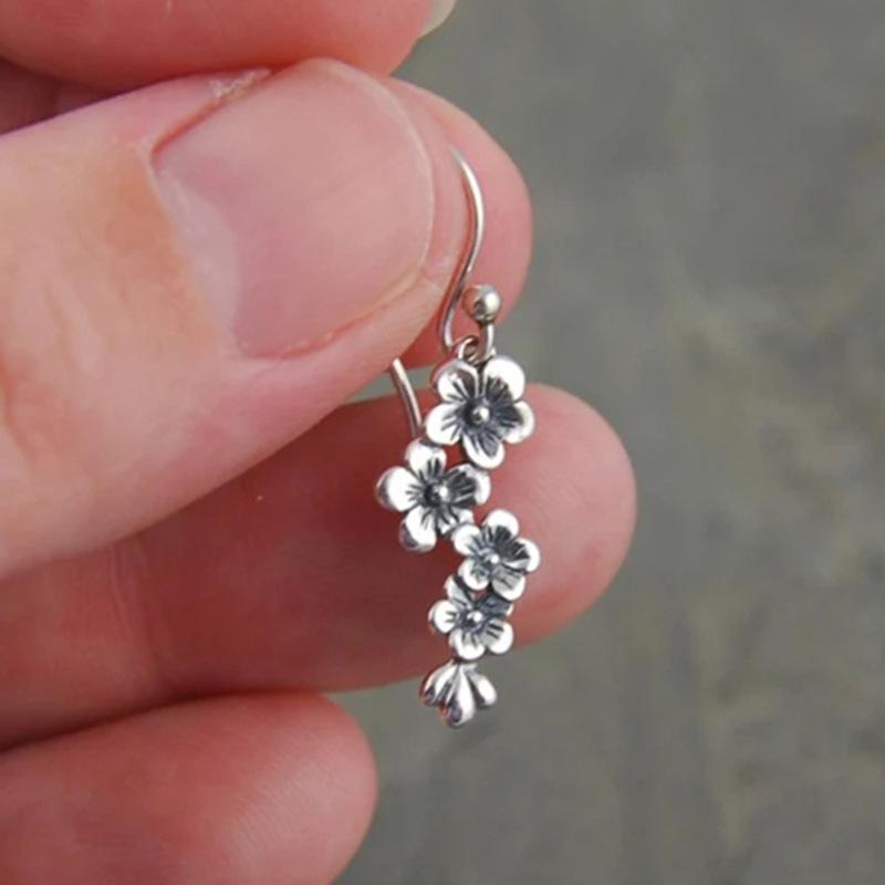 Exquisite Retro Daisy Earrings Women's Girls Ethnic Ancient Silver Flower Earrings New Bohemia