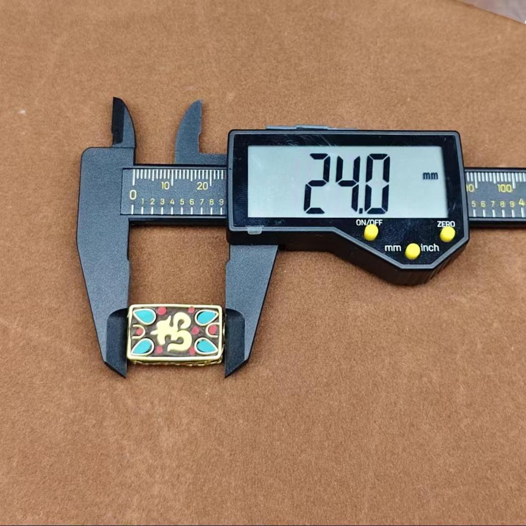 Nepalski Ręcznie Robiony Naszyjnik z Sześciosylabową Mantrą z Mosiężnymi Inkrustowanymi Koralikami