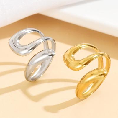 Geometrischer Hohlkreuzring aus Edelstahl - Modisches Accessoire für Damen