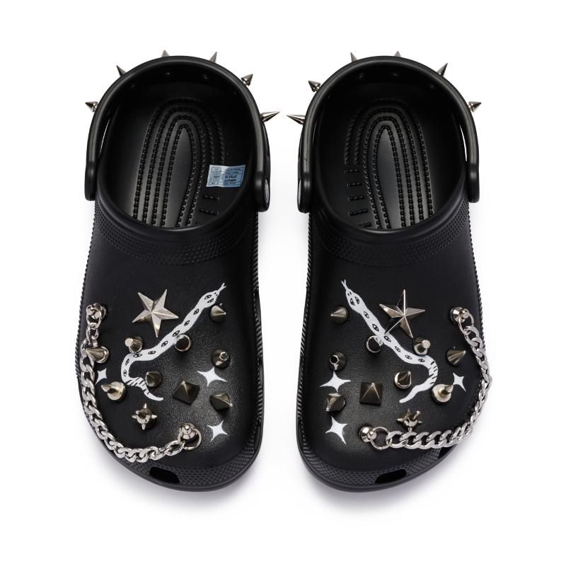 Crocs Classic Clog 811 Made Punk Wild Hip Hop Black Samurai Decorative Buckle Hand-painted Spray Paint Hole Shoes Unisex Black