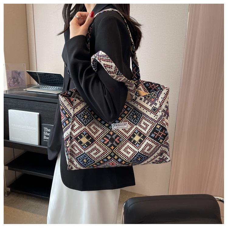 Large Capacity Ethnic Style Tote Bag for Women Fashionable Commuting Single Shoulder Tote Bag