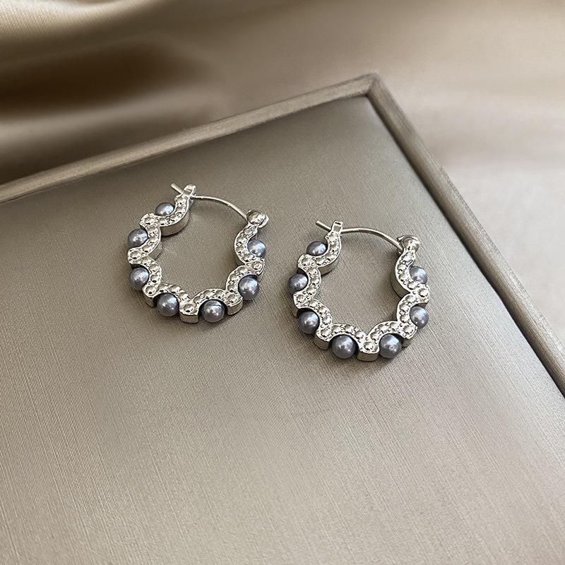 

2024 New Light Luxury French Retro Circle Highlight Pearl Hoop Earrings For Women Fashion Simple Crystal Jewelry Party Gifts