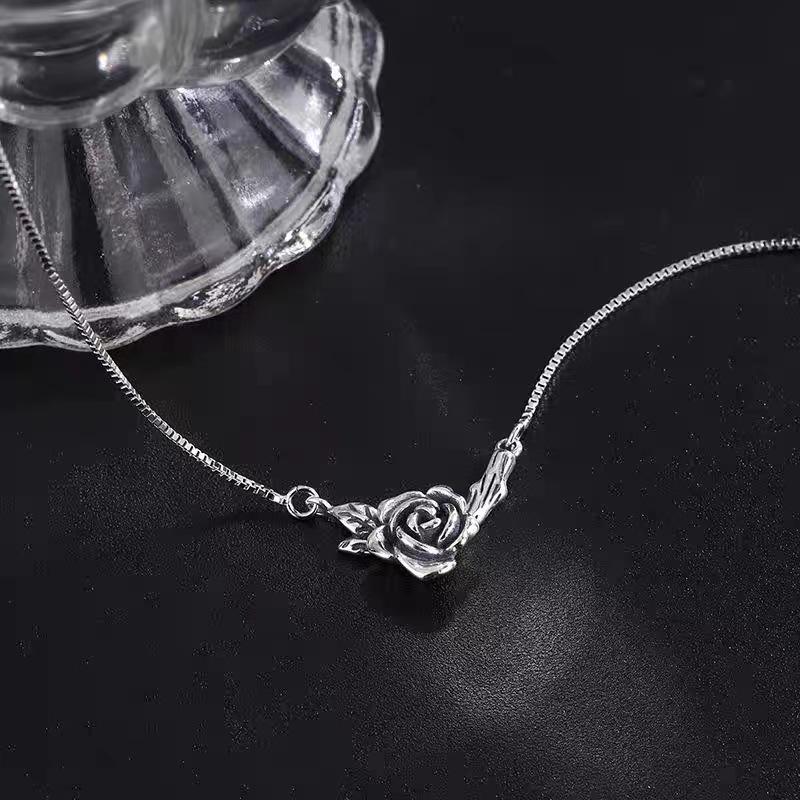 Chao Xiaobai 925 Sterling Silver Black Rose Necklace for Women - Retro Thai Silver Clavicle Chain, Fashionable and Simple.