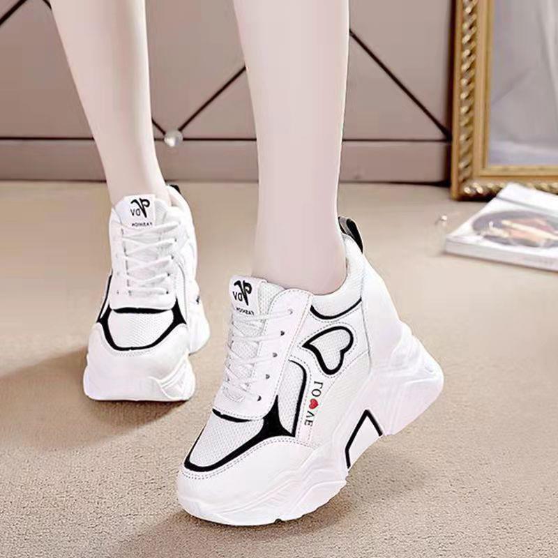 22 nuove scarpe sportive casual traspiranti con superficie in rete per aumentare l'altezza interna, suola spessa estiva, scarpe da papà, tendenza primavera