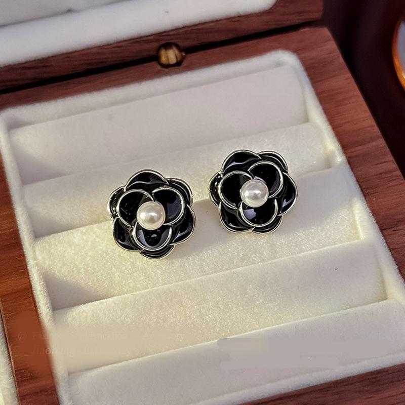Black Pearl Flower Earrings Are Elegant And Composed For Women. Black Earrings Are Women'S Accessories