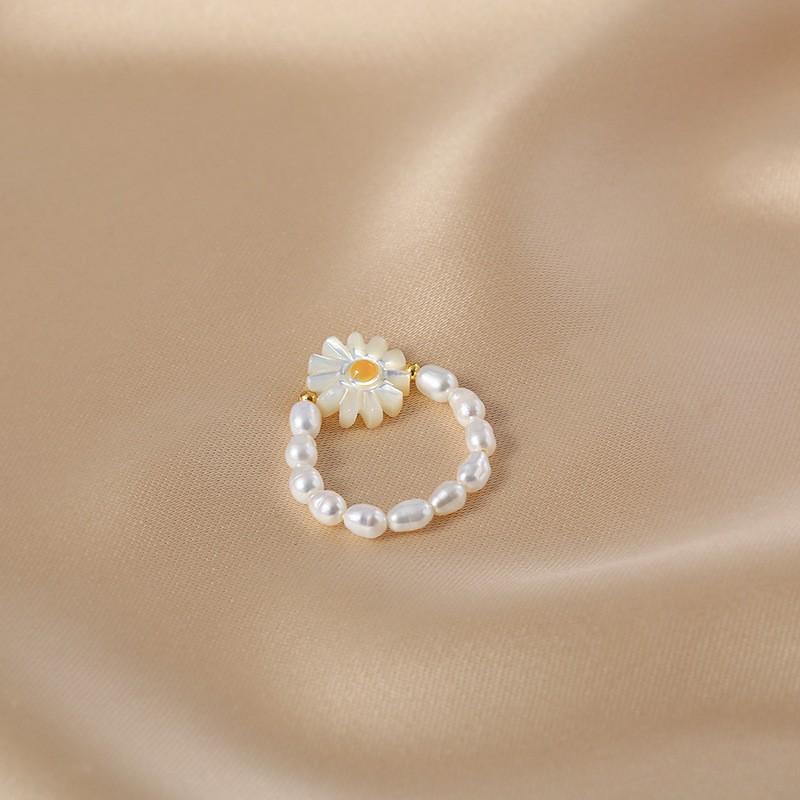 Милое кольцо из пресноводного речного жемчуга, нишевый дизайн, маленькое регулируемое кольцо-ромашка, универсальное жемчужное кольцо.