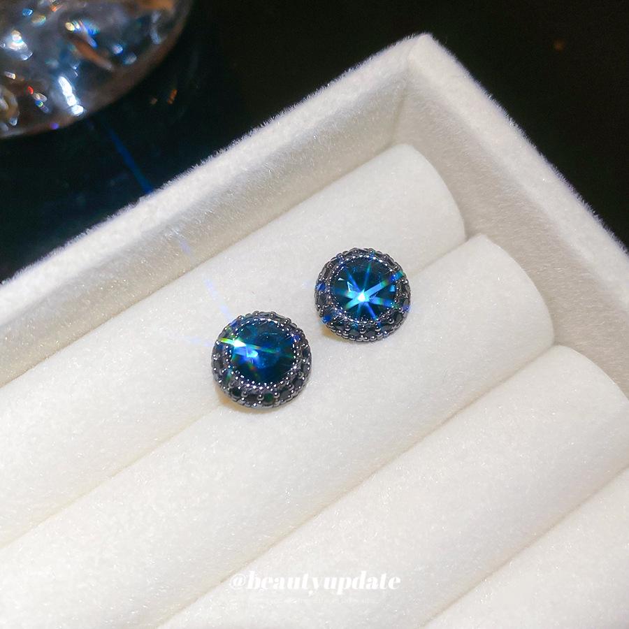 Silver Needle Zircon Geometric Round Stud Earrings - High-End, Simple, Versatile, Retro Fashion Jewelry