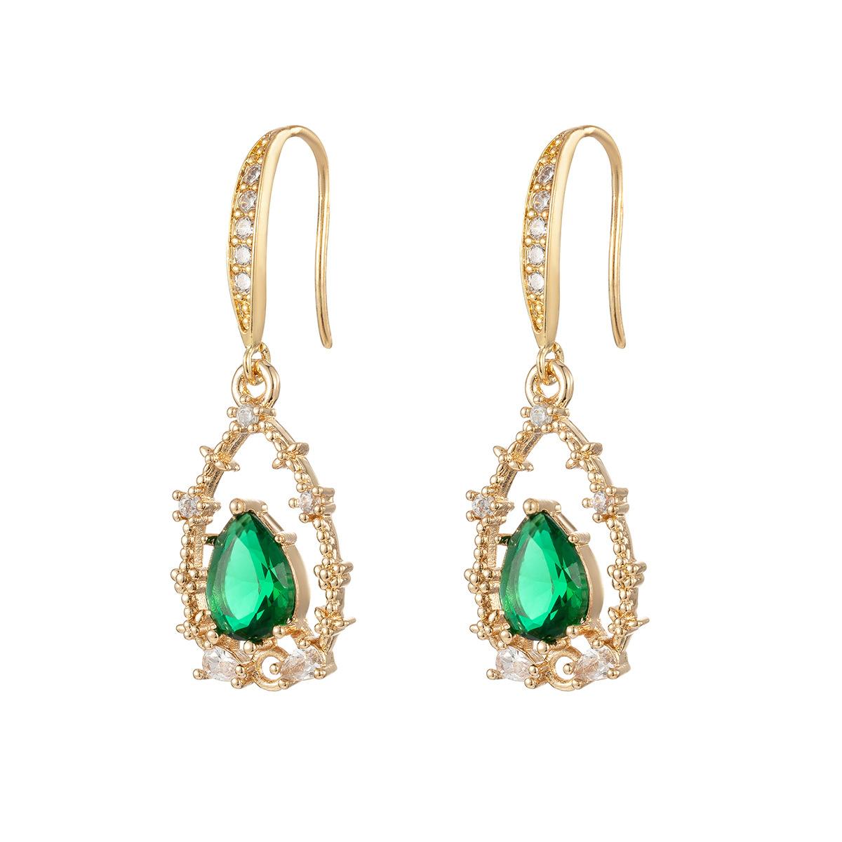 

Golden Copper Earrings | Emerald Blue Zirconia Cluster with Diamond-Like Sparkle зелений