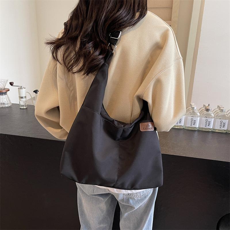 Lightweight canvas bag bag Large capacity women's shoulder messenger bag College student class schoolbag Casual fashion Japanese college