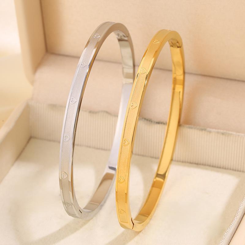 The new fine version of love buckle titanium steel is hot-selling, fashionable and versatile, and does not fade. Light luxury high-end
