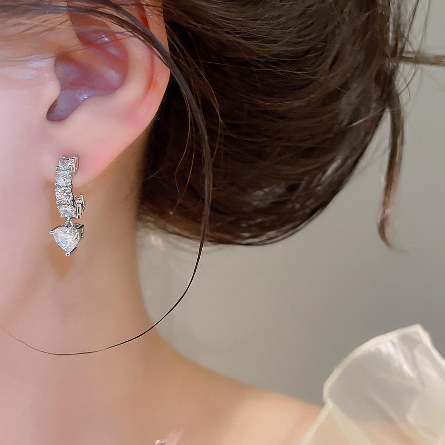 Silver Needle Zirconia Heart-Shaped Geometric Stud Earrings - Elegant and Fashionable Jewelry for Women