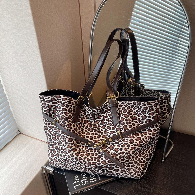 Simple and Stylish Shoulder Bag New Large-capacity Trendy Fashion Handbag Women's Leopard Print Underarm Tote Bag
