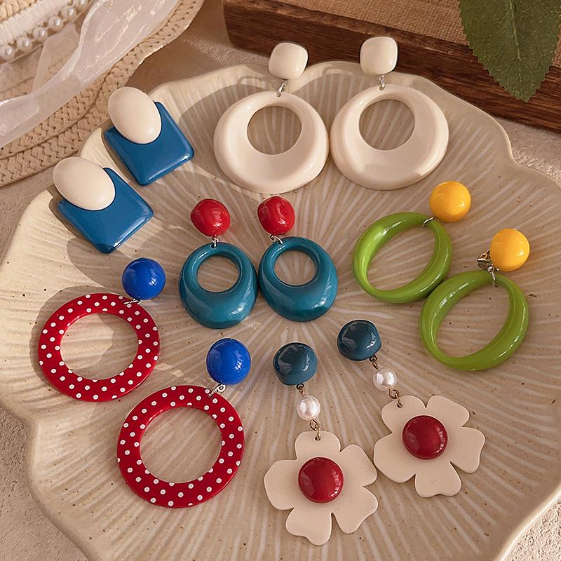 2025 New Retro Hong Kong Style Colorful Earrings: Luxury, High-End Studs, Exaggerated Fashion for Women