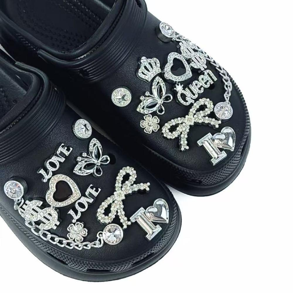 Set di 20 Charm per Scarpe Corona d'Argento Lettera Farfalla Catena di Diamanti Decorazioni per Scarpe Fibbia per Sandali Zoccoli Accessori Fai da Te Regalo