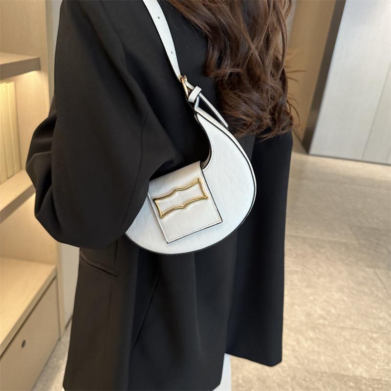 Versatile Fashion Pu Leather Crescent Bag With Zipper Ideal For Everyday Use