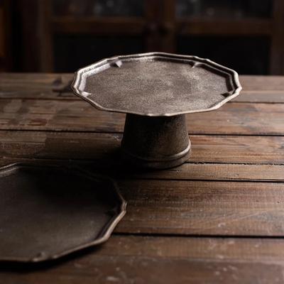 Vintažinis metalinis desertų padėklas, prancūziško stiliaus, sendintas, su aukštomis kojelėmis, vaisių lėkštė, namų laikymui, fotografijos rekvizitas, antikinio paveikslėlio rekvizitas