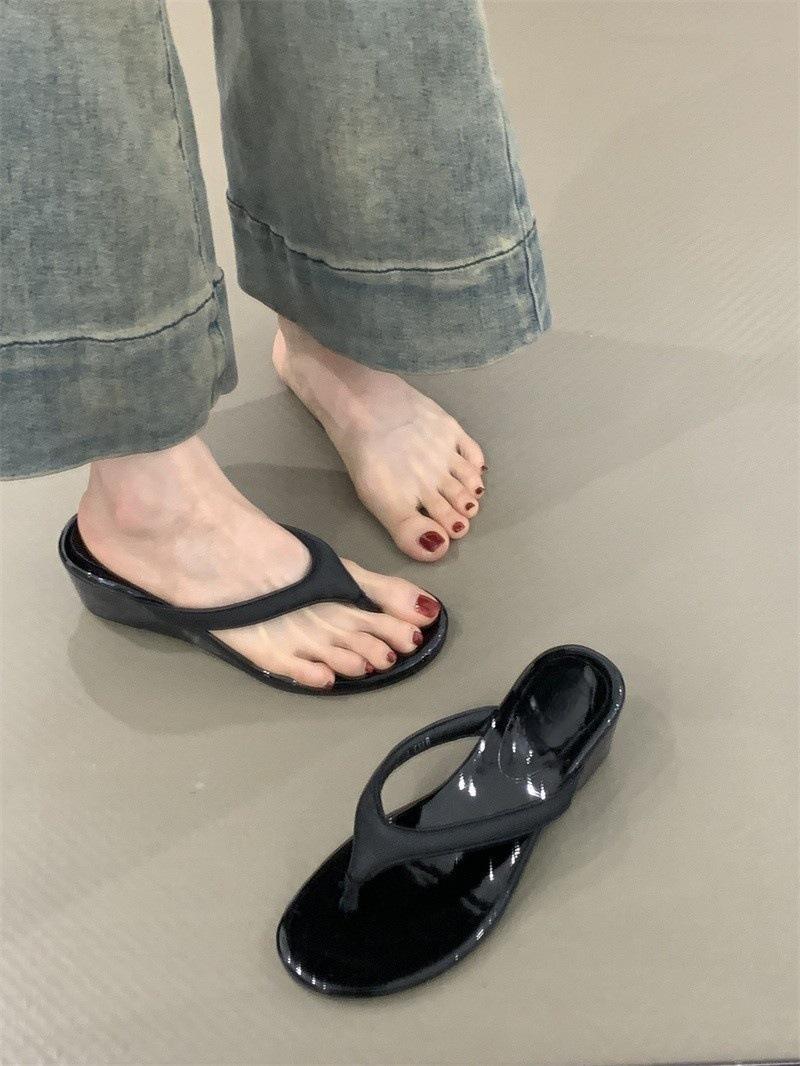 

Нежные вечерние шлепанцы на танкетке, лето 2025, новый французский темперамент, элегантные фиолетовые сандалии с юбкой 40 чёрный