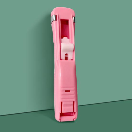 Tlačná sešívačka 50 sešívacích svorek Kapacita 40 listů Pevné uchycení Opakovaně použitelné stolní dokumenty Zásobník na papír s upínacími svorkami Školní potřeby