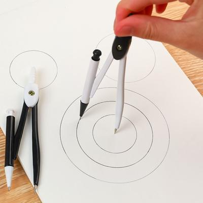 S náplněmi do tužky, grafitovým hrotem, kružítkem, kreslicí sadou, nástavcem na tužku, matematickými a geometrickými nástroji, třída
