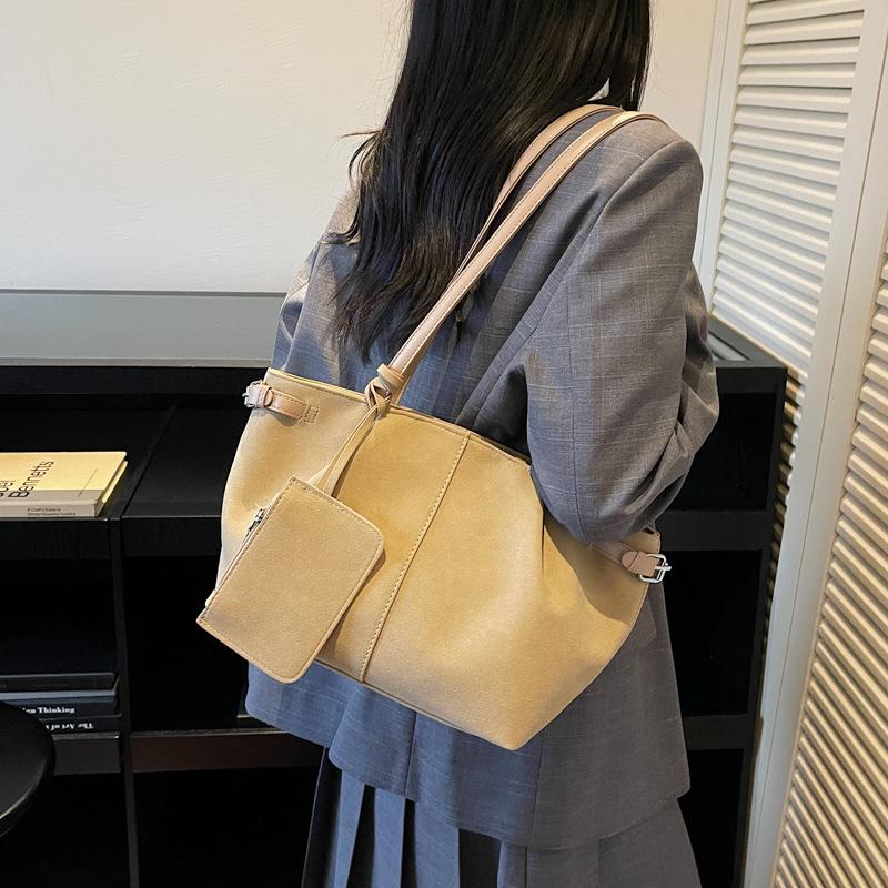 

This year s popular bag women s large capacity 2025 new fashion autumn and winter shoulder underarm bag pleated commuter tote bag хаки