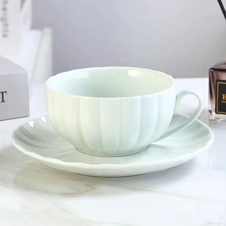 Kreative Kürbis-Kaffeetasse Ohrhänger Neues Keramik-Tassen- und Tellerset Kleines Designgefühl Zuhause Fee Tasse und Schale