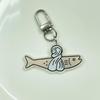 Fischförmiger Acryl-Schlüsselanhänger Einfacher Fisch-Cartoon Stehender Schild Rucksack und Kleiner Anhänger