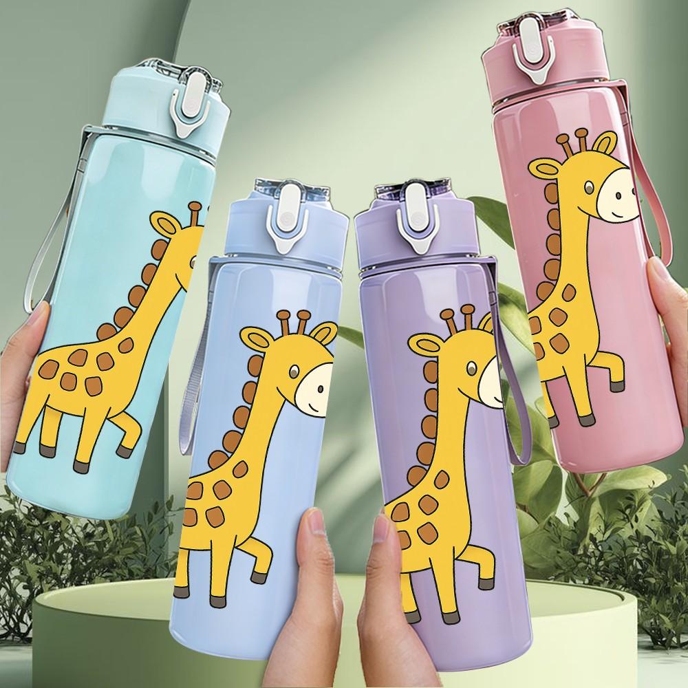 1PC Cartoon Giraffe 750ml Color Plastic Sports Water Bottle Leakproof Flip Straw Lid Suitable for Sports Office Home Use