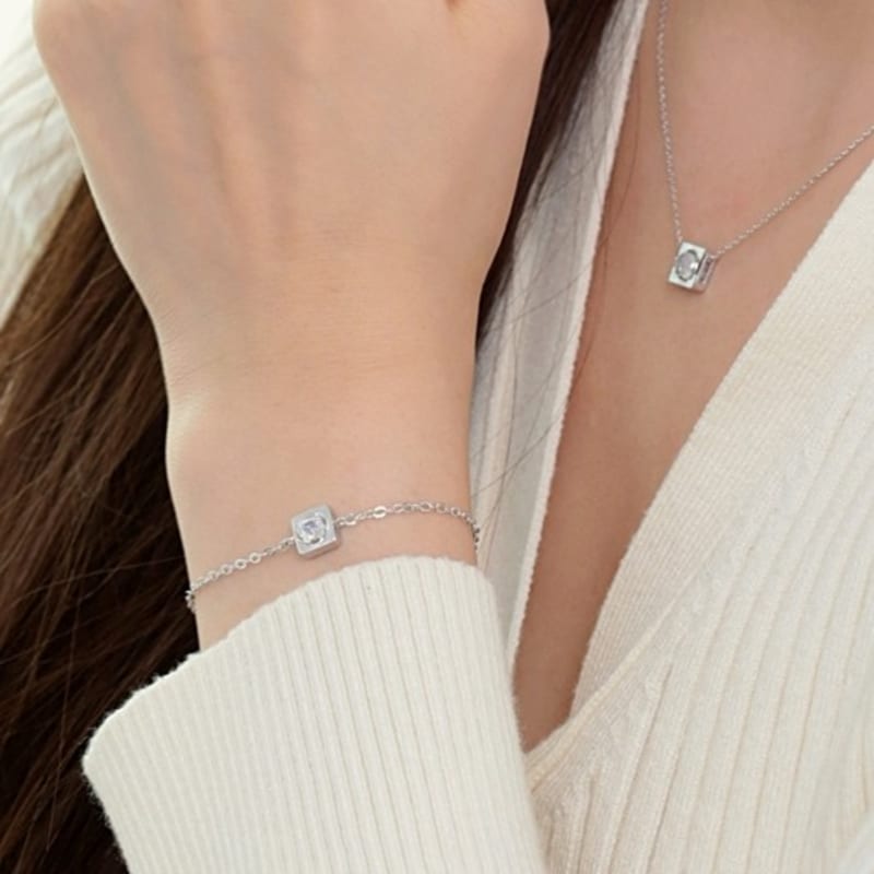 BELLOOGGI Square moonstone bracelet