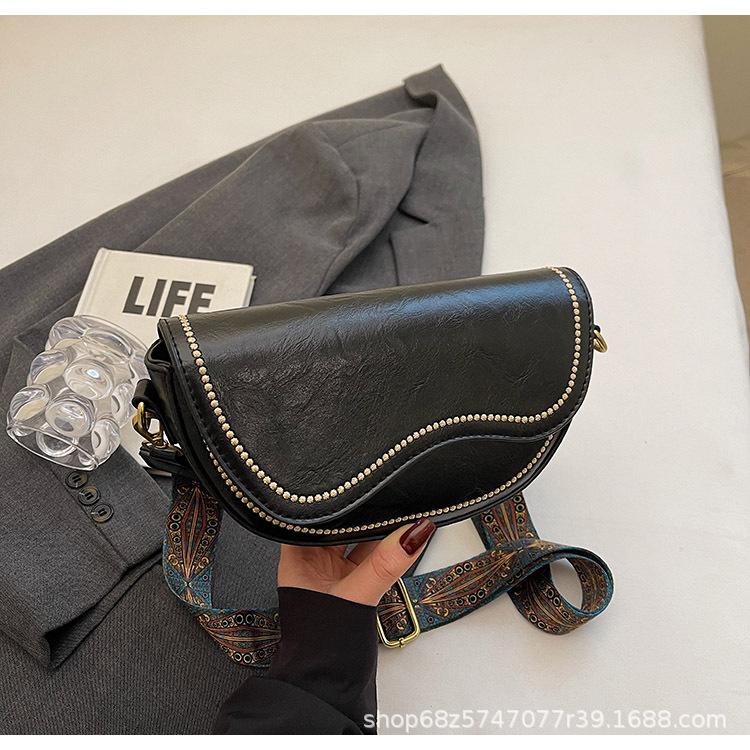 2025 New Temperament Fashion Design One-shoulder Crossbody Foreign Solid Color Embroidered Saddle Bag Retro Niche Crossbody Bag