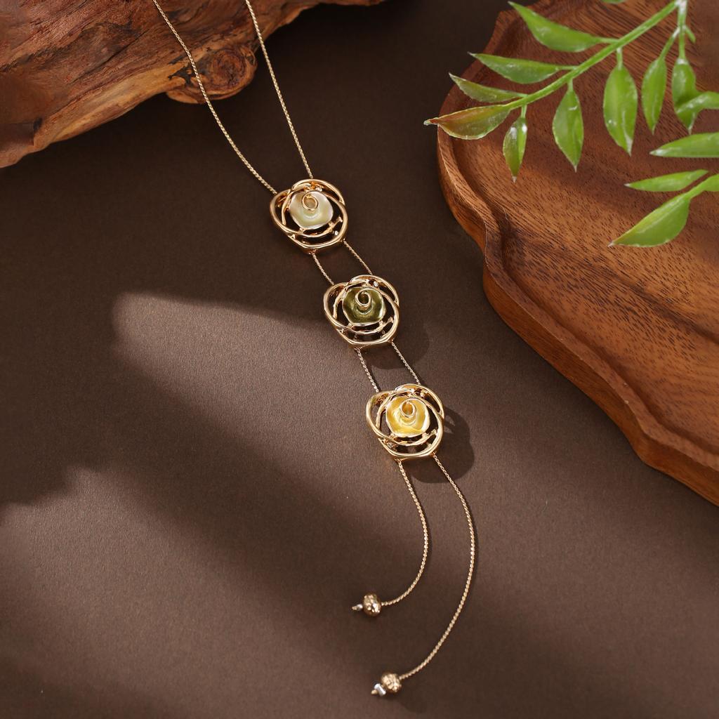 Pendentif long fleur géométrique creuse couleur émail, pendentif collier polyvalent en forme de cœur pour femme à sens élevé