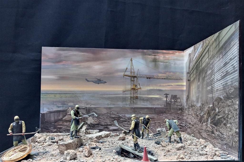 ICM 1/35 Chernobyl 3 Rubble Clearance Worker Set Plastic Model 35903