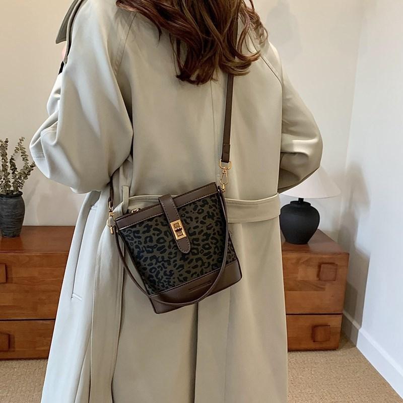Autumn and Winter Women's Bags Retro Casual Bucket Bags High-end Leopard Print Portable Small Bags Fashionable Shoulder Messenger Bags
