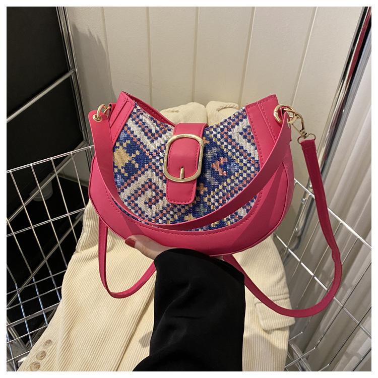 

Индивидуальность национального стиля в новом цвете 2024 года, соответствие цвета иностранному стилю, тенденция отдыха, индивидуальность, простая подмышечная портативная маленькая квадратная женская сумка красный