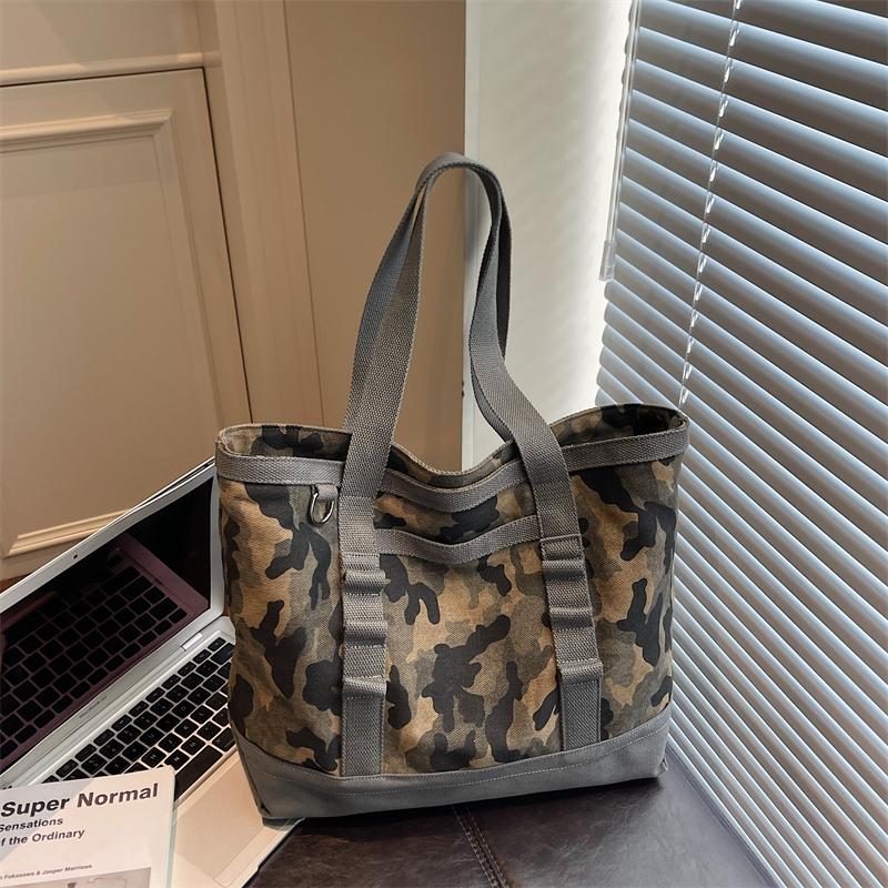 Borsa Tote Nyl Camouflage con Cerniera Moda Casual 2026 Nuovo Design Tendenza Senso di Design Borse di Nicchia Alta Capacità Borse a Spalla per Pendolari