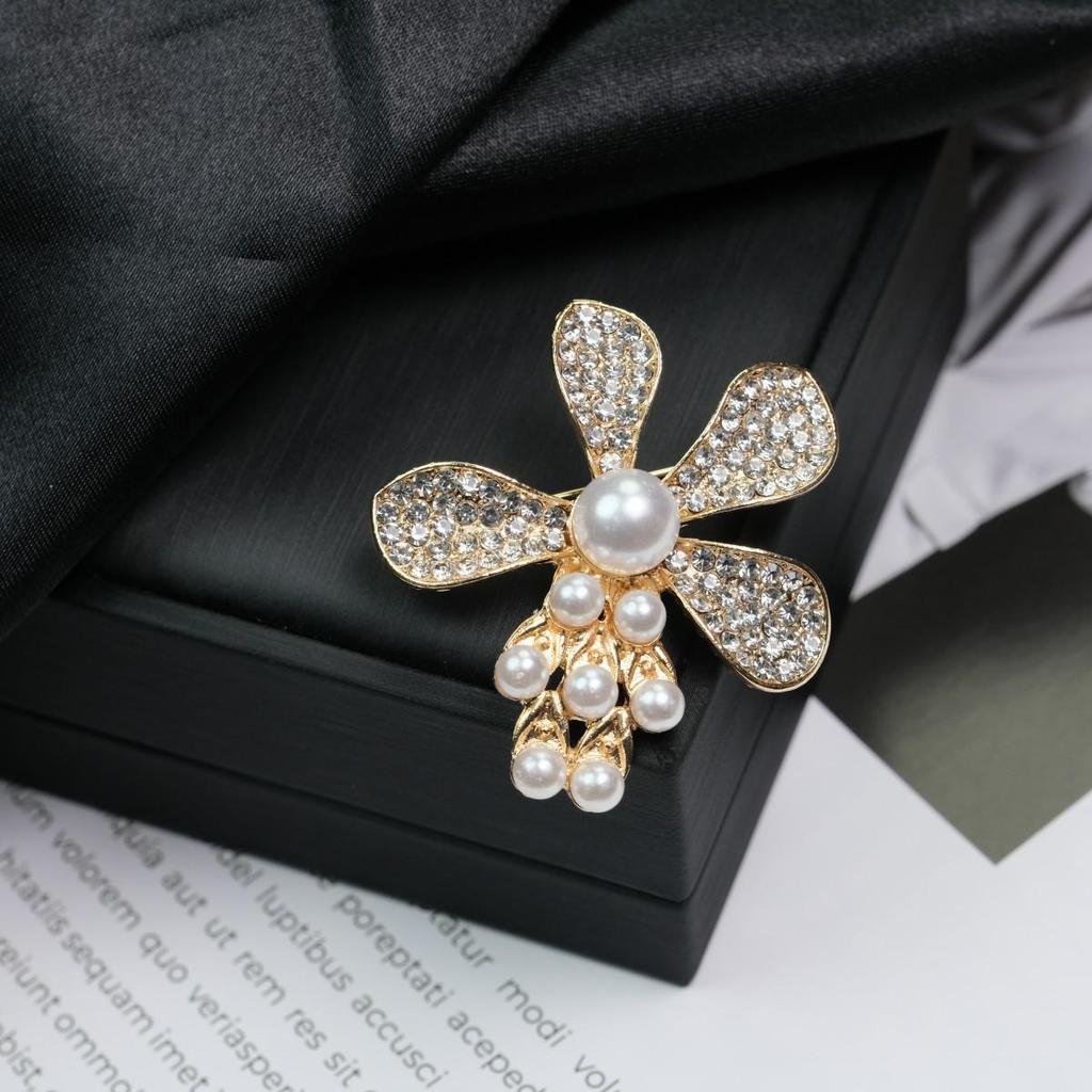 Elegant Versatile Light Luxury Corsage Brooch with Niche Design - Anti-Exposure Pin