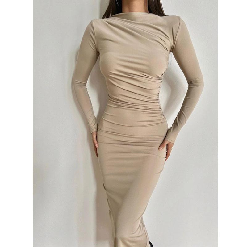 струящаяся ткань на женской фигуре