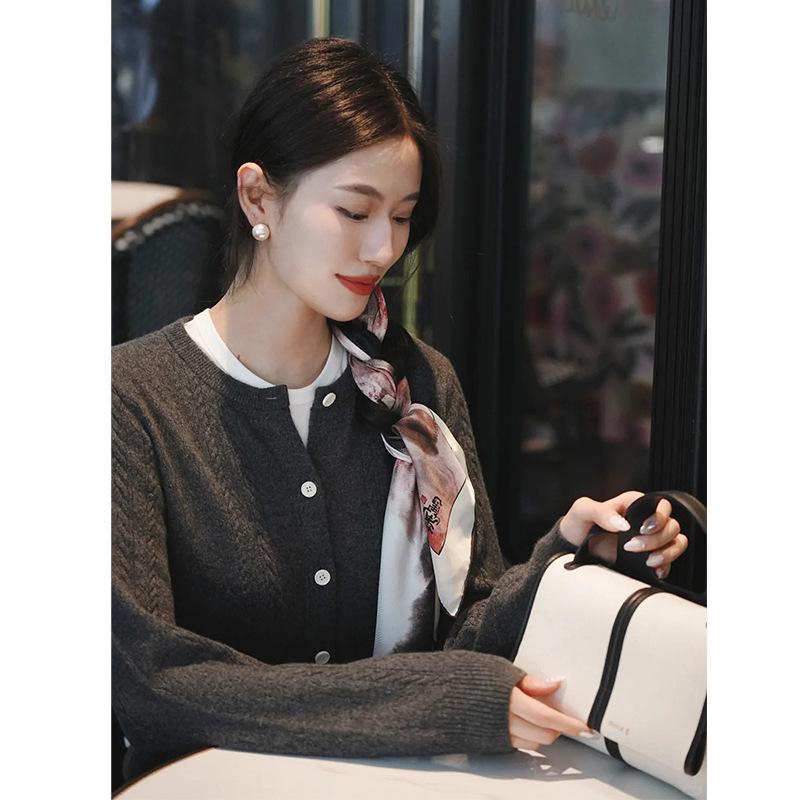 2024 Early Autumn Women's College Style Knit Wool Cardigan: Classic Long Sleeve Pullover for Casual Commuters.