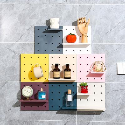 Neues DIY Lochplattensystem Stanzfrei Haushalt Multifunktionales Lagerregal PP Pegboard Schlafsaal
