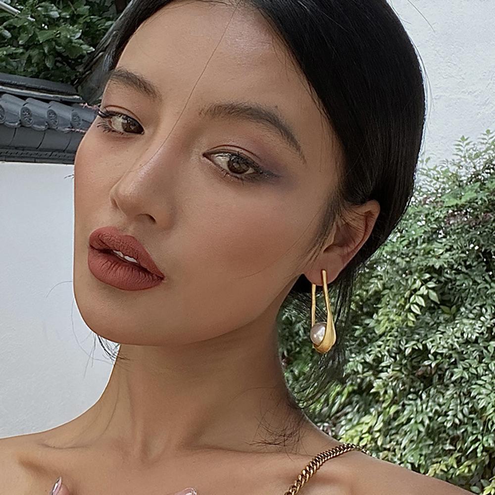 Luxury fashion Gold Color Unique Earrings Shell Pearl Hollow Drop Earrings Women Party Engagement Vintage Fashion Jewelry