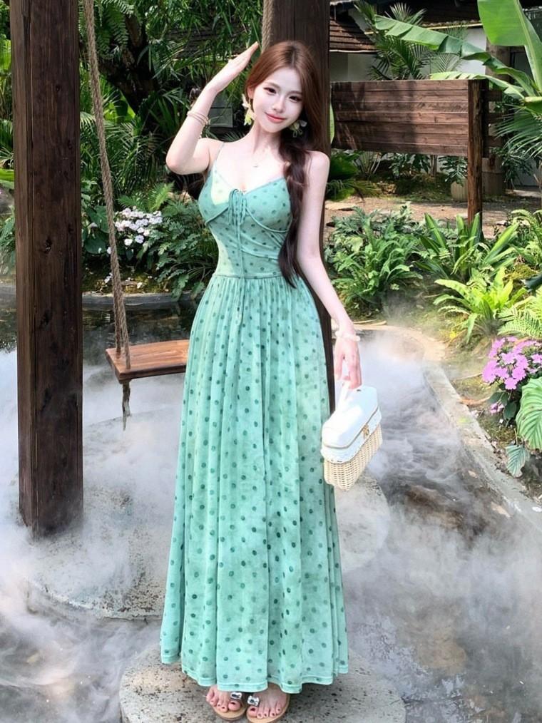 The green polka dot v-neck suspender holiday dress worn by the sea is very beautiful, and the small waist skirt is 2026 summer.