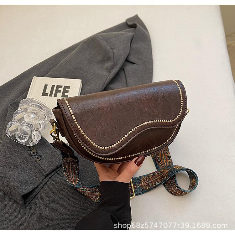 2025 New Temperament Fashion Design One-shoulder Crossbody Foreign Solid Color Embroidered Saddle Bag Retro Niche Crossbody Bag