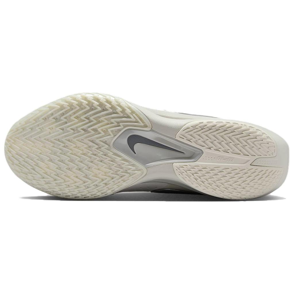 Nike GT. Nízké basketbalové boty Cut 3 proti skluzu a odolné proti opotřebení Pánské bílé basketbalové boty DV2918-106