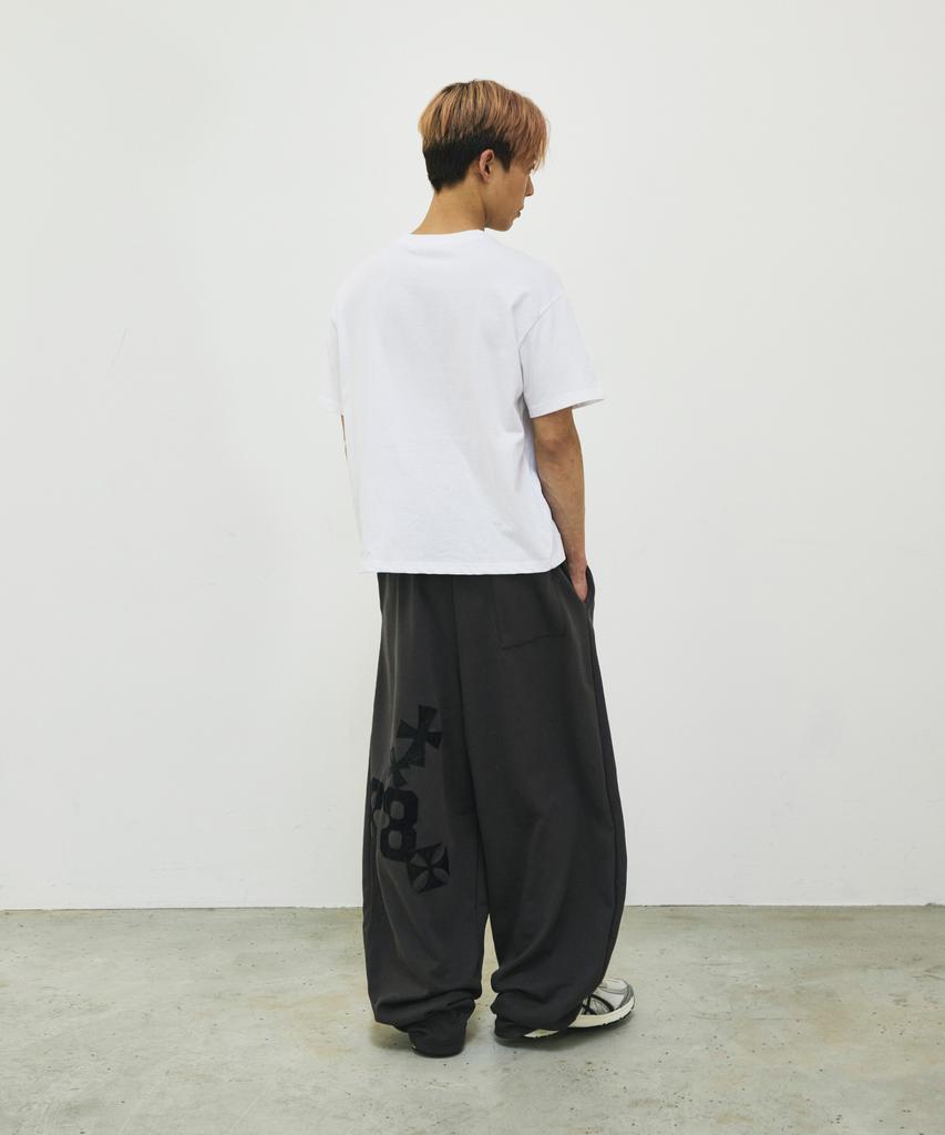 SCALLYWAG Summer 88 Crossbody Patch Sweatpants [Charcoal]