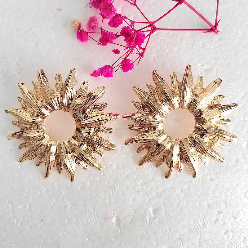 European-American Hollow Sunflower Stud Earrings: Elegant Geometric Floral Design