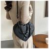 Modische PU-Leder Schwarze Umhängetasche Herzförmig Große Kapazität Damen Crossbody-Tasche Tragbare Ketten Nieten Handtasche Damen